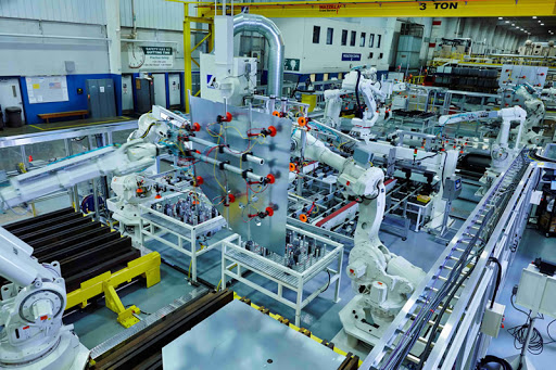 Maquinaria industrial clave en una línea de producción de estampado industrial